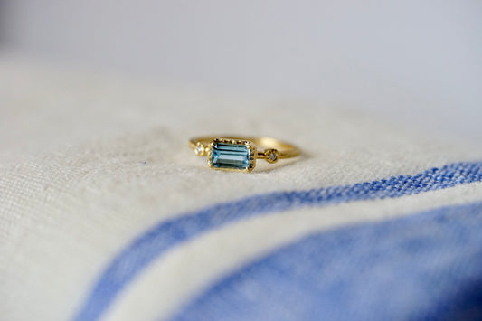 18ky 0.67ct Aqua Muguet Ring with 0.03ct diamonds - size 6.5