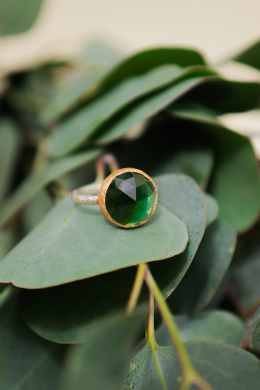 Yasuko Azuma - 7.47ct Green Tourmaline Ring in 18ky Gold on Sterling band - Size 6.5