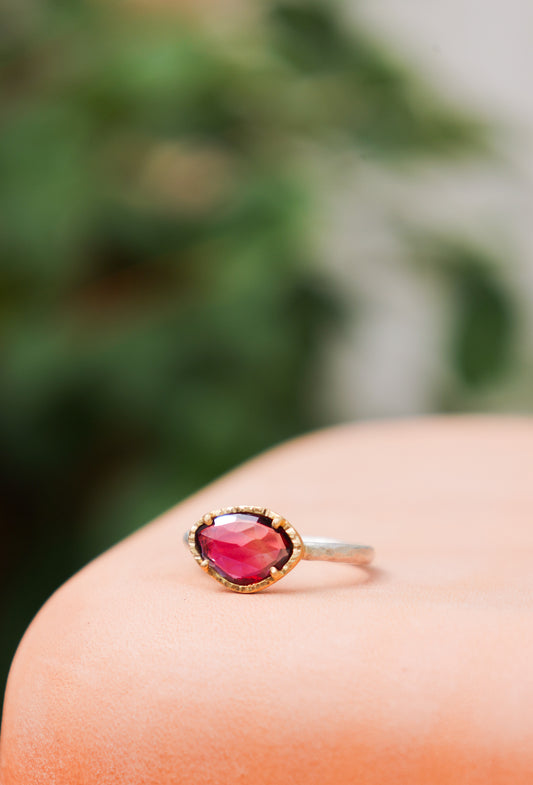 Yasuko Azuma - 1.02ct rose tourmaline on ss hammered band - size 6.5