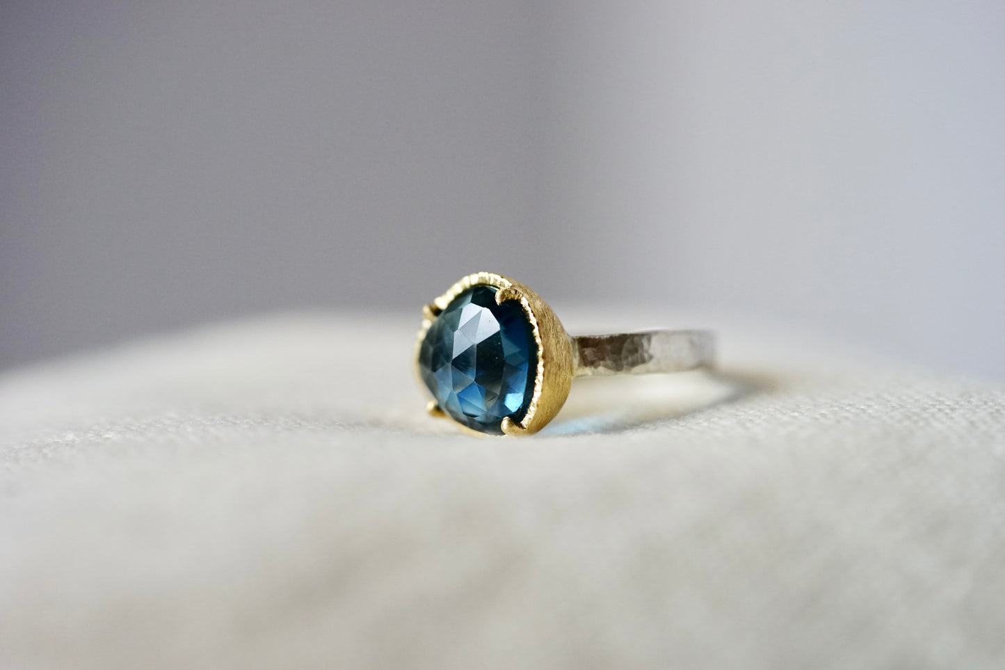18ky mount 5.1ct blue topaz on a sterling band - size 7