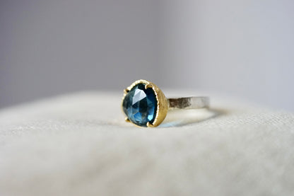 18ky mount 5.1ct blue topaz on a sterling band - size 7