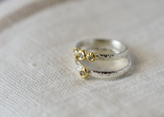 18ky 3-bezel Ring 0.07ct diamond with sterling silver band - size 5.5