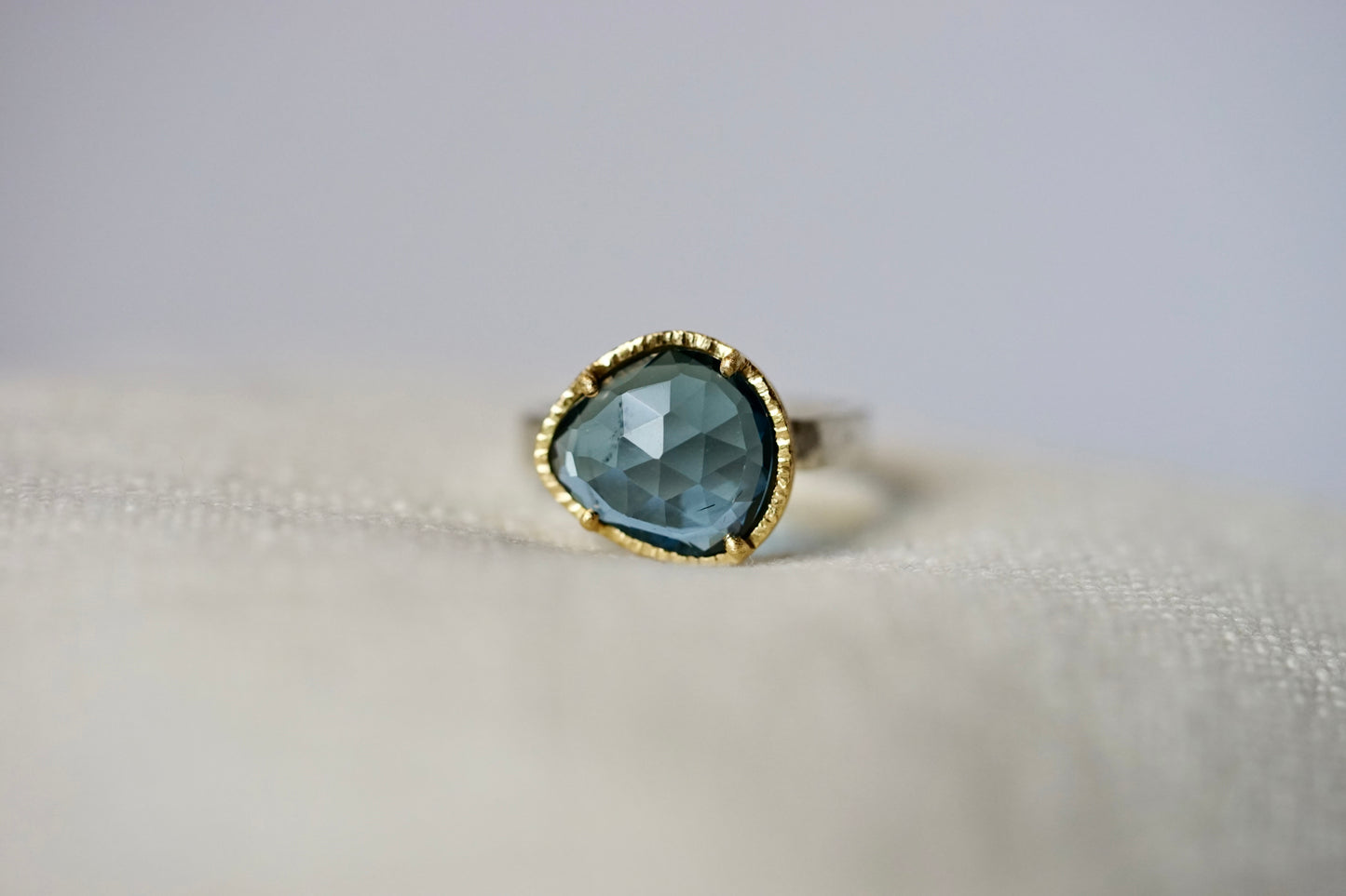 18ky mount 5.1ct blue topaz on a sterling band - size 7