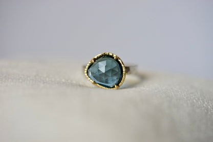 18ky mount 5.1ct blue topaz on a sterling band - size 7