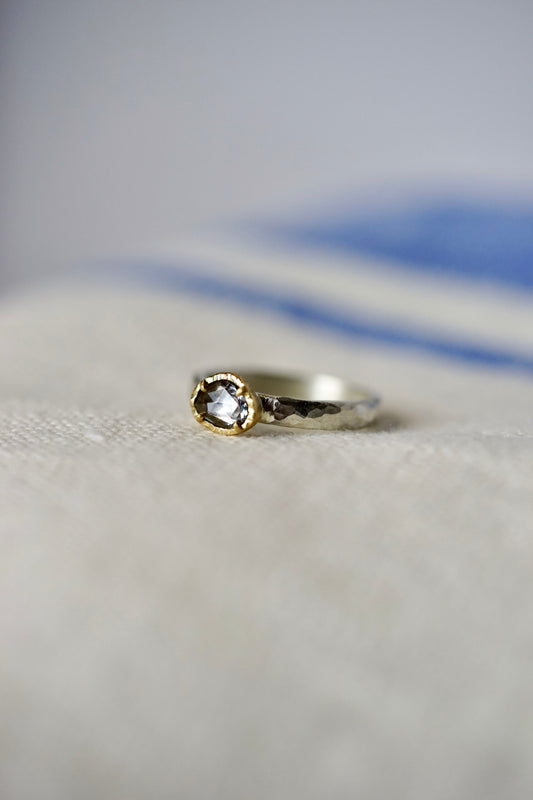 18ky mount 0.45ct natural sapphire on sterling band - size 6.5