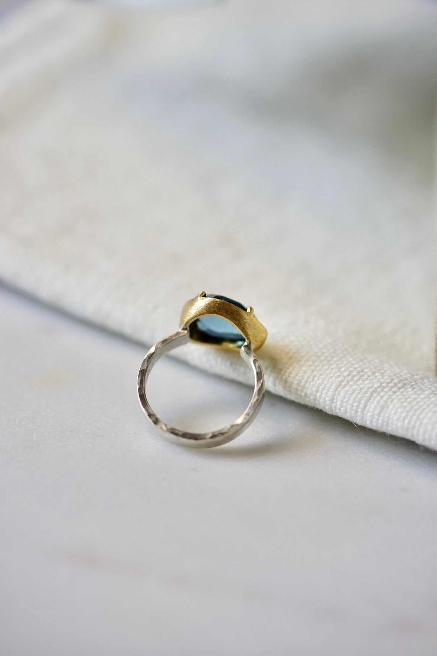 18ky mount 5.1ct blue topaz on a sterling band - size 7