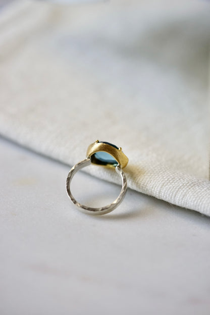 18ky mount 5.1ct blue topaz on a sterling band - size 7