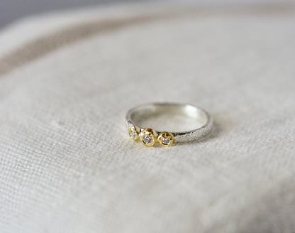 18ky 3-bezel Ring 0.07ct diamond with sterling silver band - size 5.5