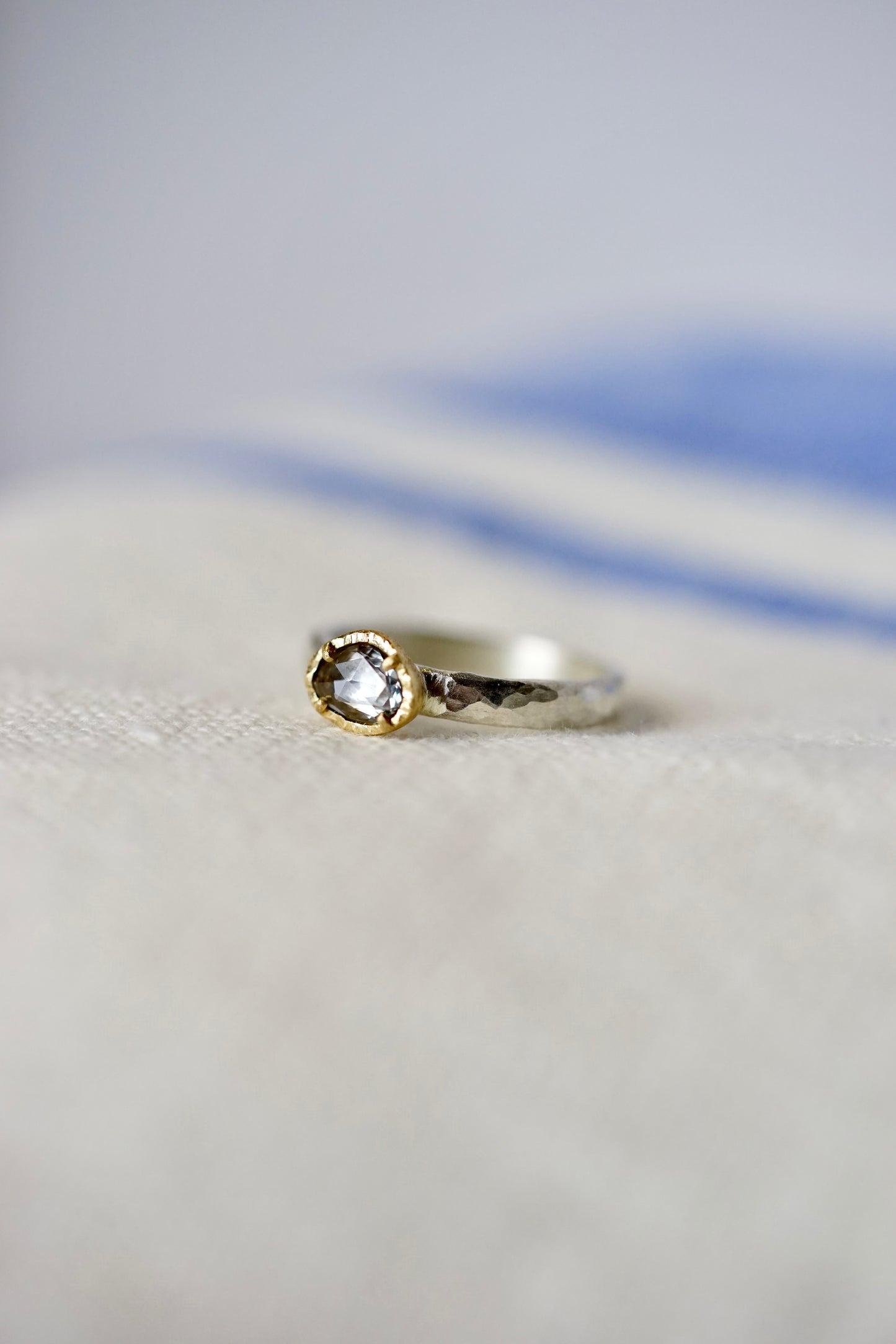 18ky mount 0.45ct natural sapphire on sterling band - size 6.5