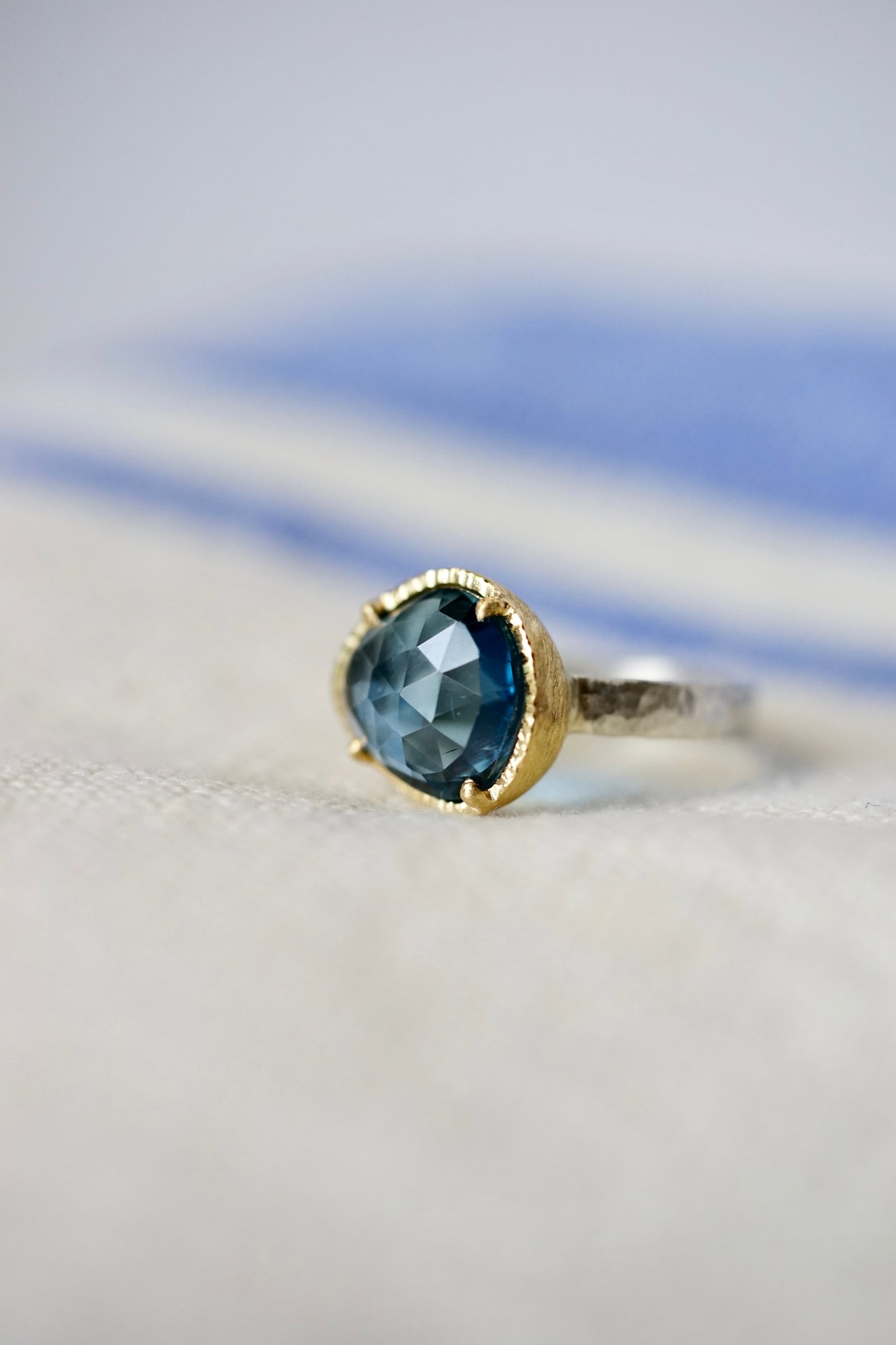 18ky mount 5.1ct blue topaz on a sterling band - size 7