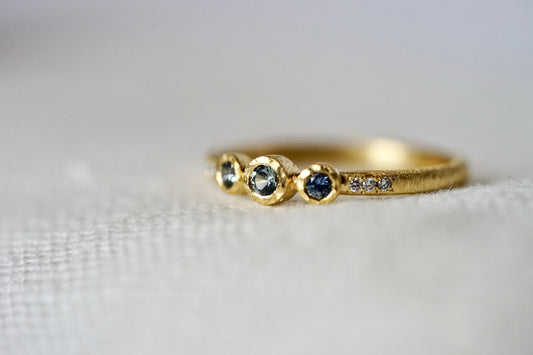 3 bezel 18ky Ring - 0.17ct Montana Blue Sapphire with 0.03ct diamond - size 6.5