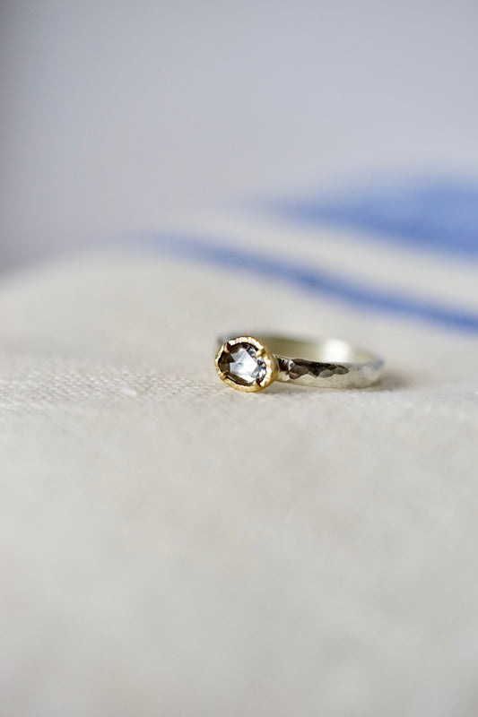 18ky mount 0.45ct natural sapphire on sterling band - size 6.5