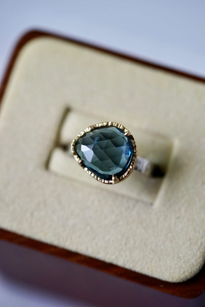 18ky mount 5.1ct blue topaz on a sterling band - size 7