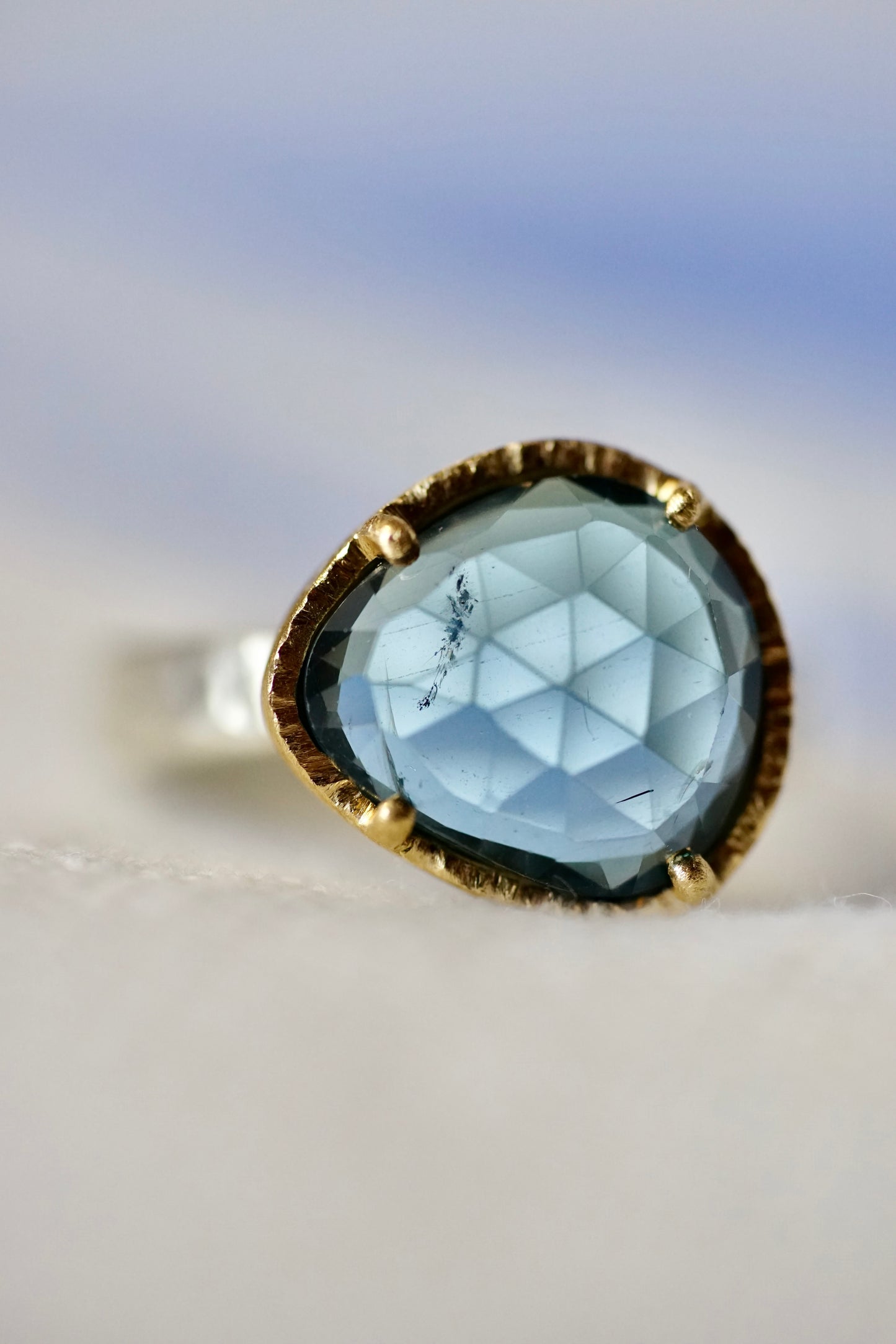 18ky mount 5.1ct blue topaz on a sterling band - size 7