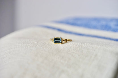 18ky 0.67ct Aqua Muguet Ring with 0.03ct diamonds - size 6.5