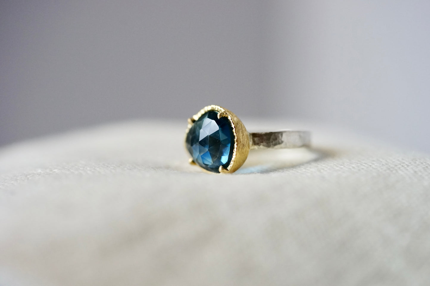 18ky mount 5.1ct blue topaz on a sterling band - size 7
