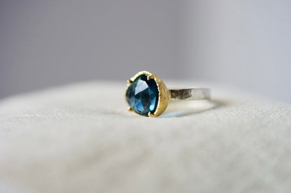 18ky mount 5.1ct blue topaz on a sterling band - size 7