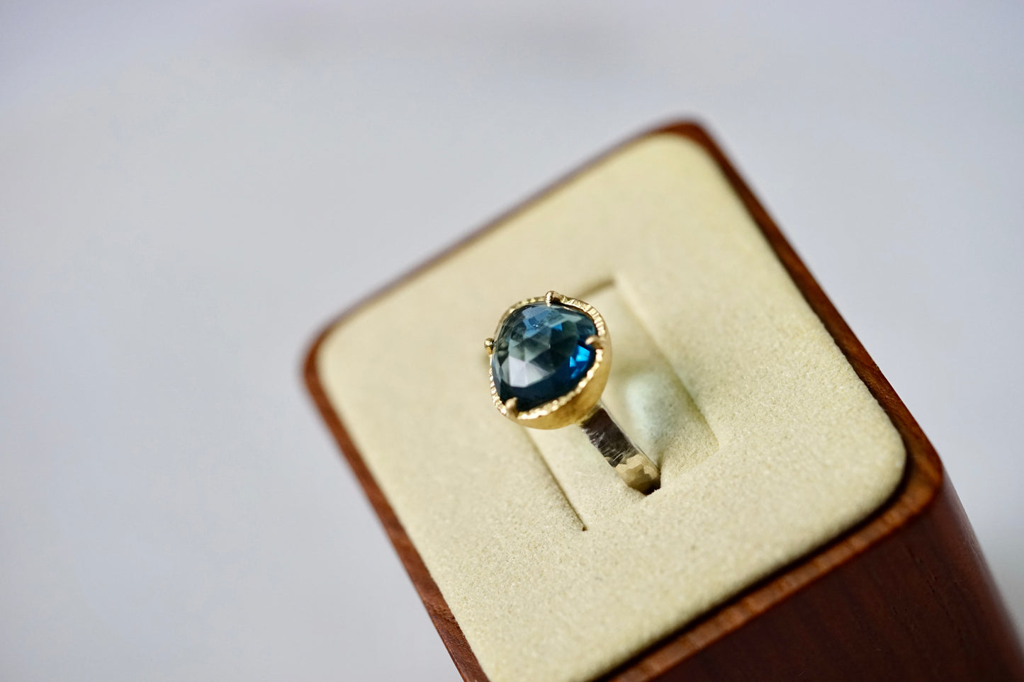 18ky mount 5.1ct blue topaz on a sterling band - size 7