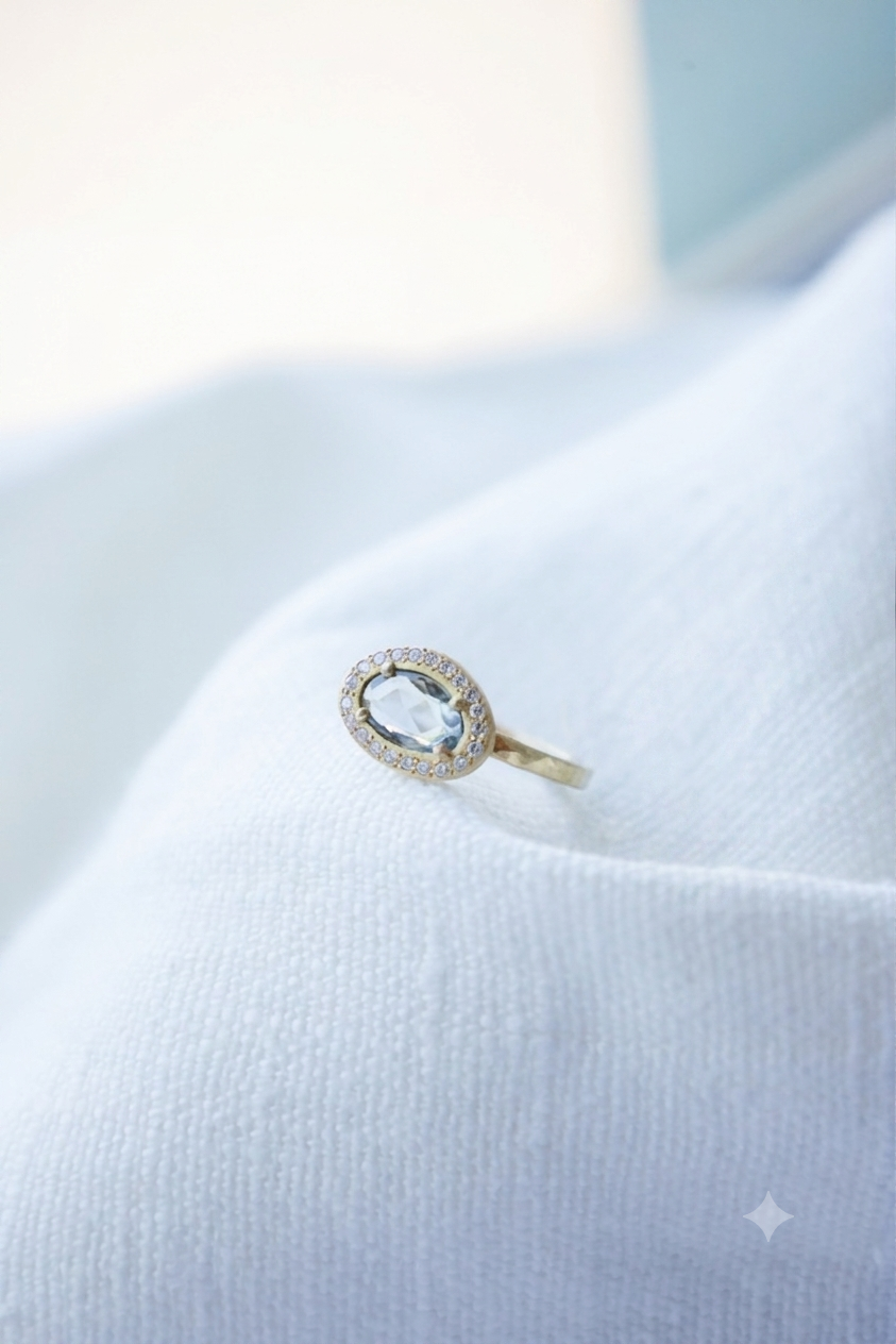 Yasuko Azuma - Natural sapphire in diamond halo ring - size 6.5