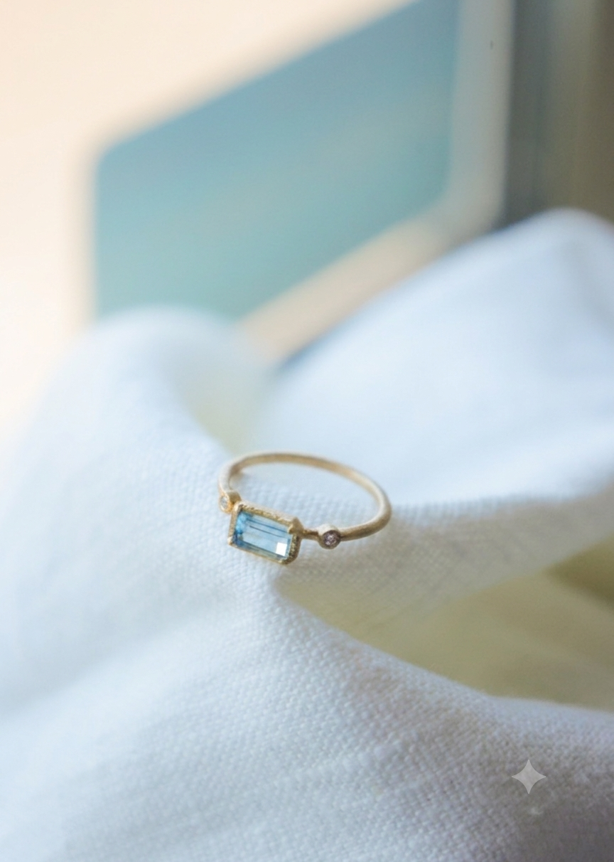 18ky 0.67ct Aqua Muguet Ring with 0.03ct diamonds - size 6.5