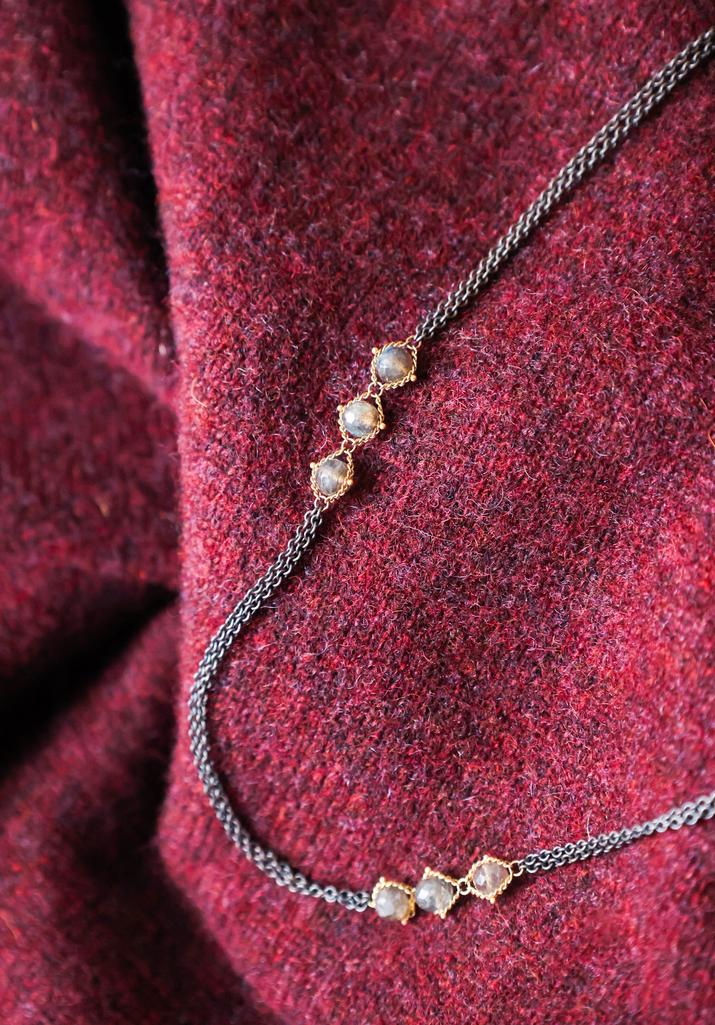 Amali - Oxidized silver chain with labradorite in 18k necklace