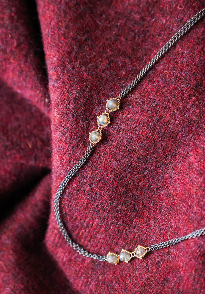 Amali - Oxidized silver chain with labradorite in 18k necklace