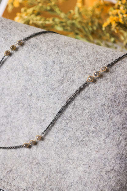 Amali - Oxidized silver chain with labradorite in 18k necklace
