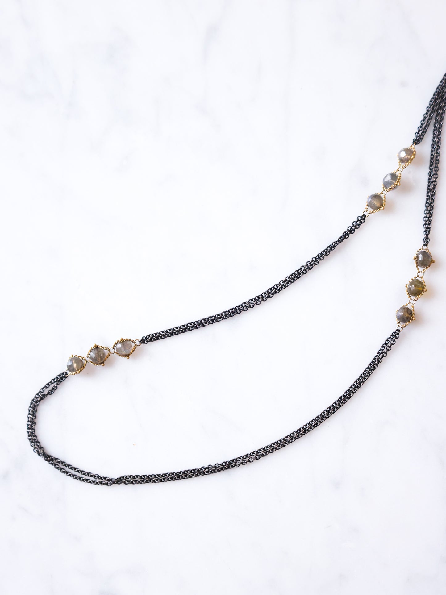 Amali - Oxidized silver chain with labradorite in 18k necklace
