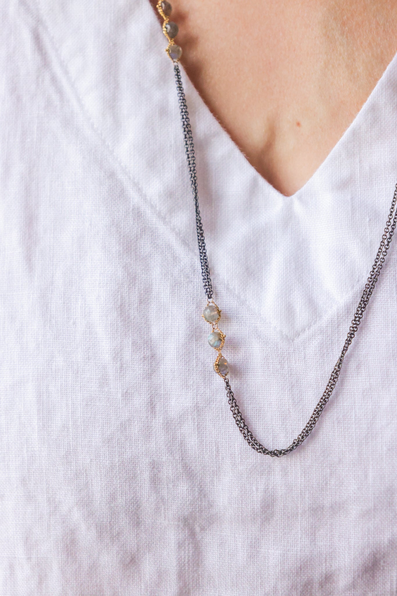 Amali - Oxidized silver chain with labradorite in 18k necklace