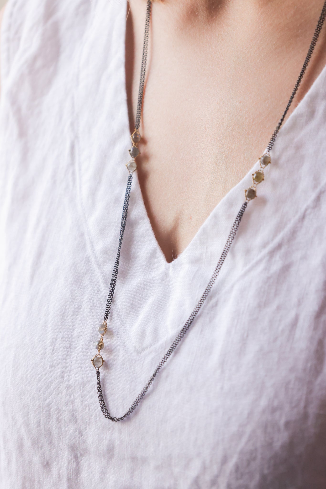 Amali - Oxidized silver chain with labradorite in 18k necklace