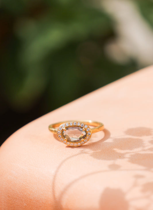 Yasuko Azuma - Natural sapphire in diamond halo ring - size 6.5