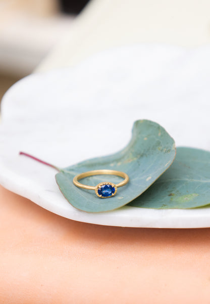 Yasuko Azuma - 18ky, 0.59ct Blue Sapphire ring - size 6.5
