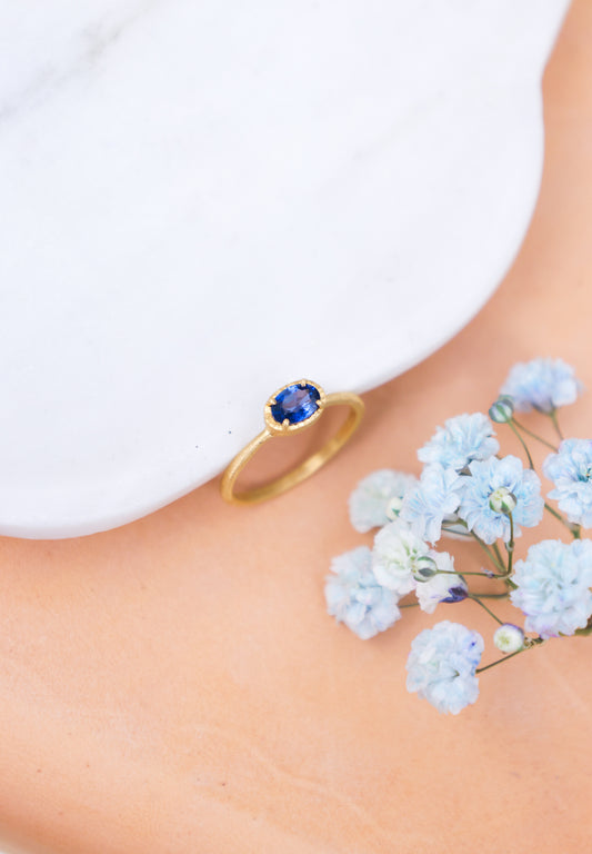 Yasuko Azuma - 18ky, 0.59ct Blue Sapphire ring - size 6.5