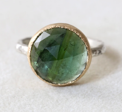 Yasuko Azuma - 7.47ct Green Tourmaline Ring in 18ky Gold on Sterling band - Size 6.5