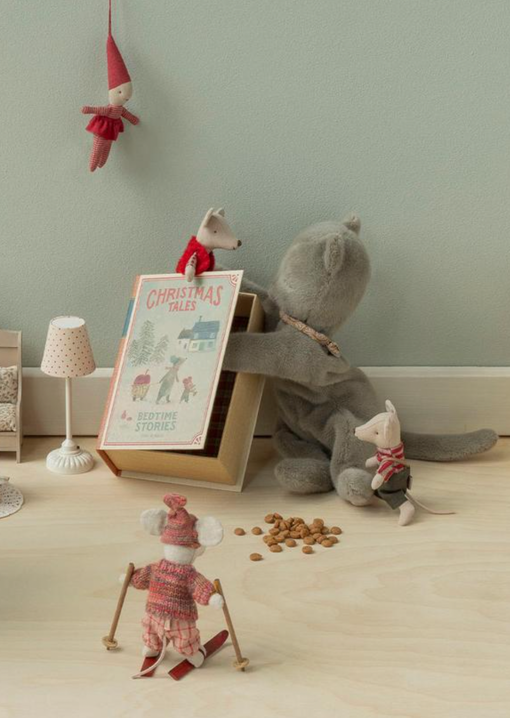 Christmas twin mice, Little sister and brother in book