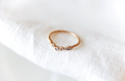 Yasuko Azuma - 18ky, 3 bezel/leaf curve ring, 0.1ct diamonds - size 6.5