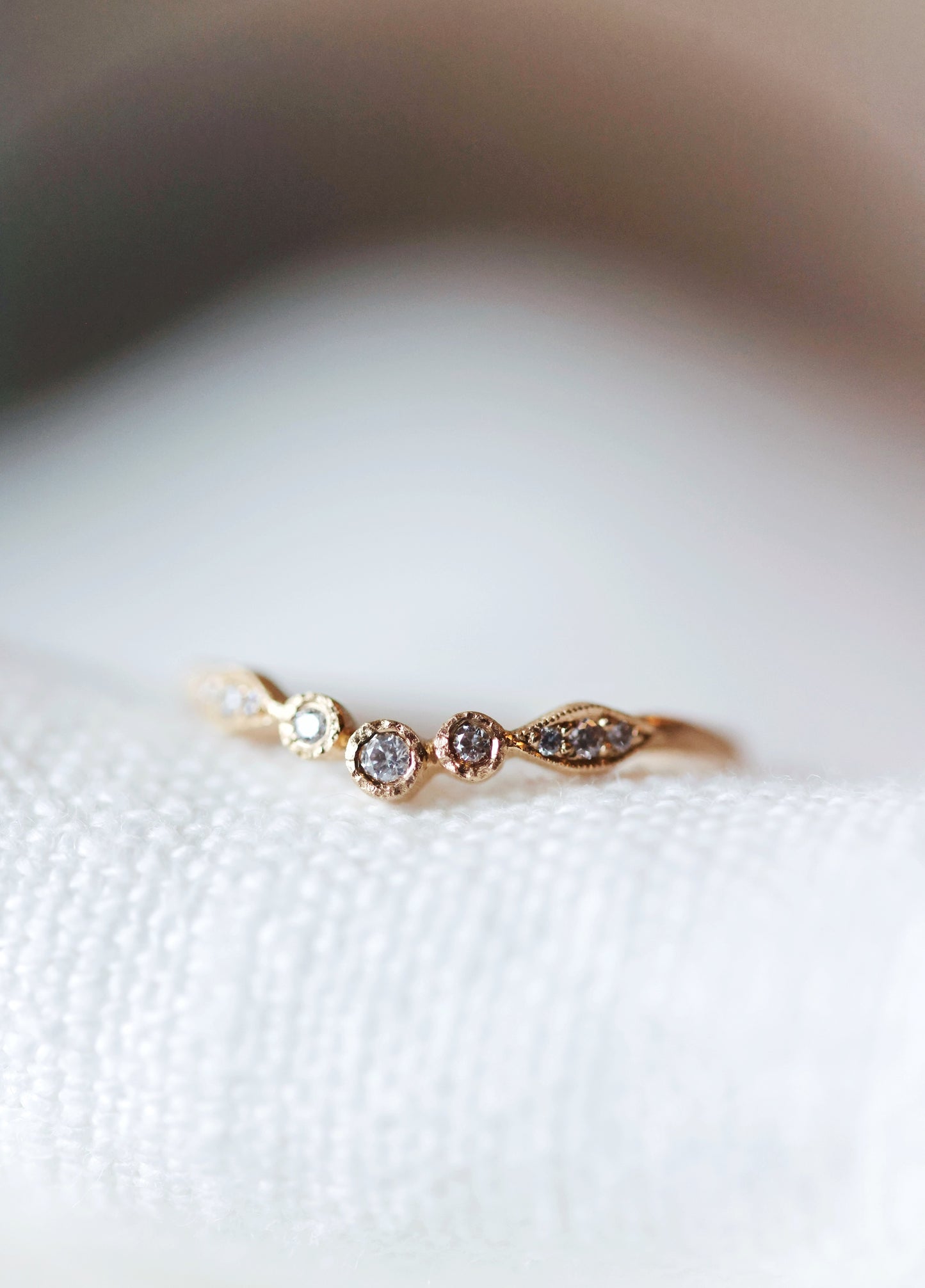 Yasuko Azuma - 18ky, 3 bezel/leaf curve ring, 0.1ct diamonds - size 6.5