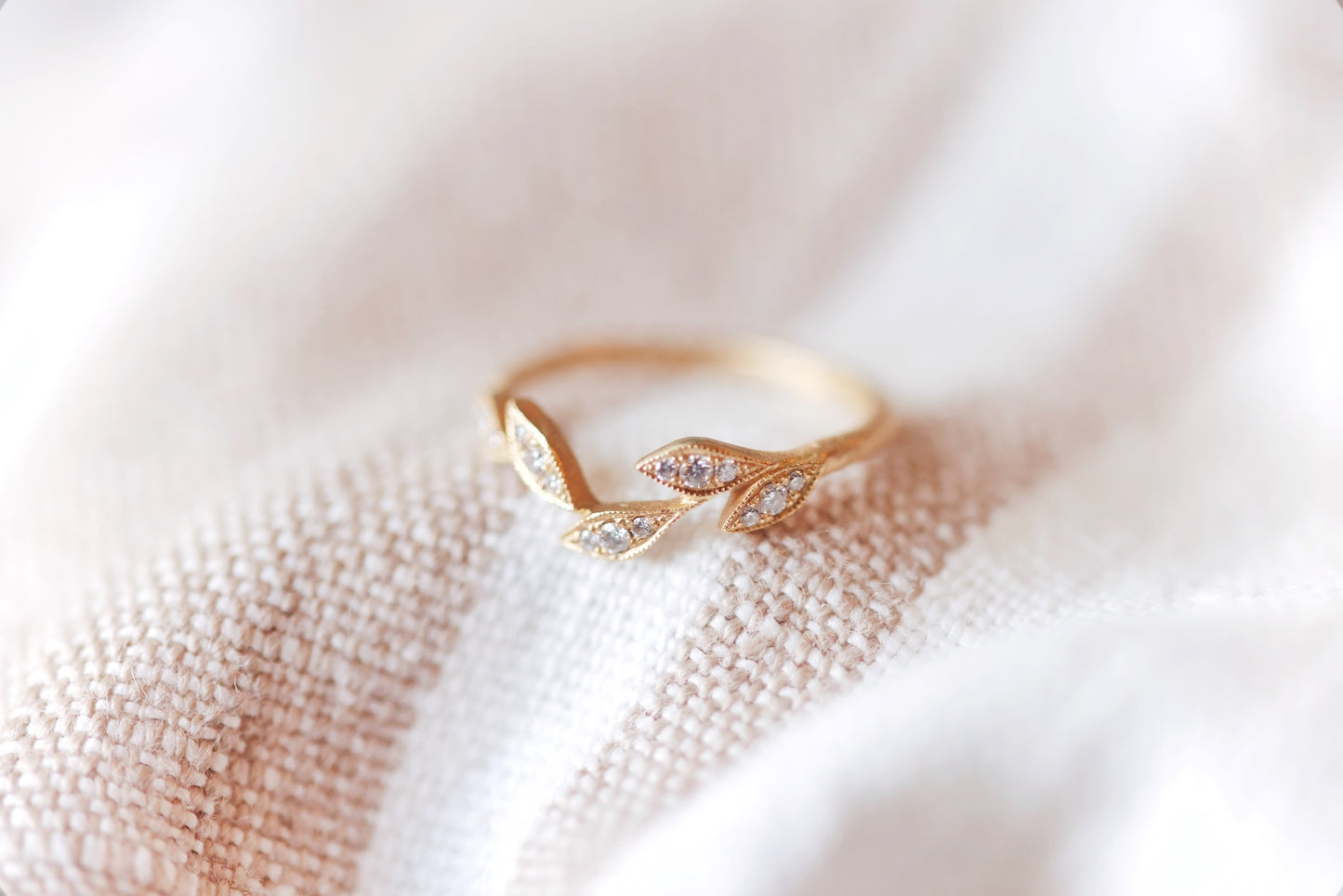 Yasuko Azuma - 18ky, 5-leaf curve ring, 0.15ct diamonds - size 6.5