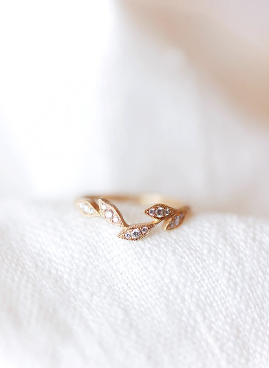 Yasuko Azuma - 18ky, 5-leaf curve ring, 0.15ct diamonds - size 6.5