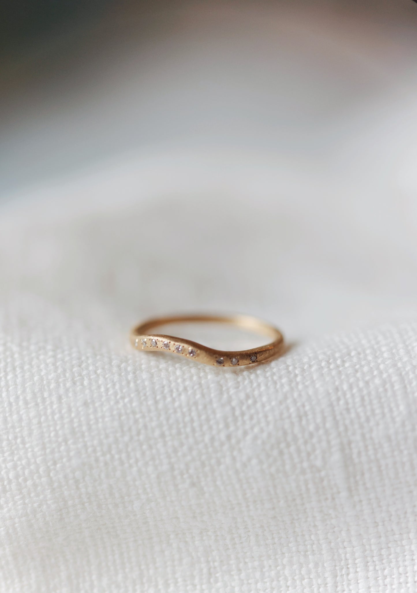 Yasuko Azuma - 18ky, curve ring, 0.07ct diamonds size 6.5