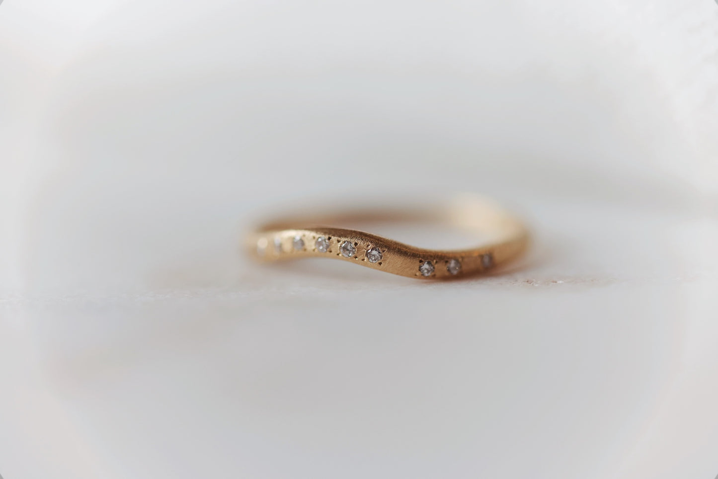 Yasuko Azuma - 18ky, curve ring, 0.07ct diamonds size 6.5