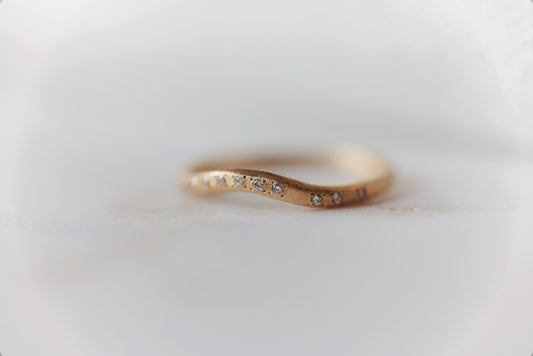 Yasuko Azuma - 18ky, curve ring, 0.07ct diamonds size 6.5