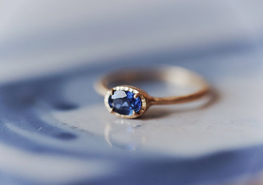 Yasuko Azuma - 18ky, 0.59ct Blue Sapphire ring - size 6.5
