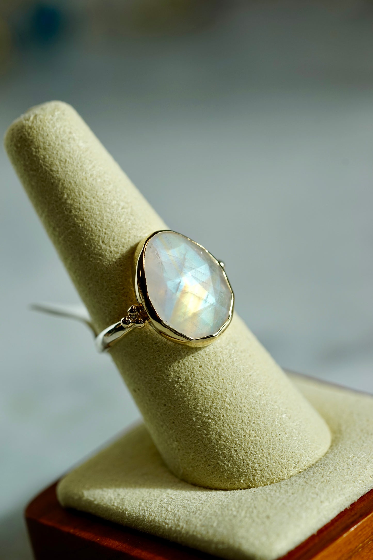 Rainbow 8.5ct Moonstone nestle ring w/14k bezel and sterling band - size 7.75